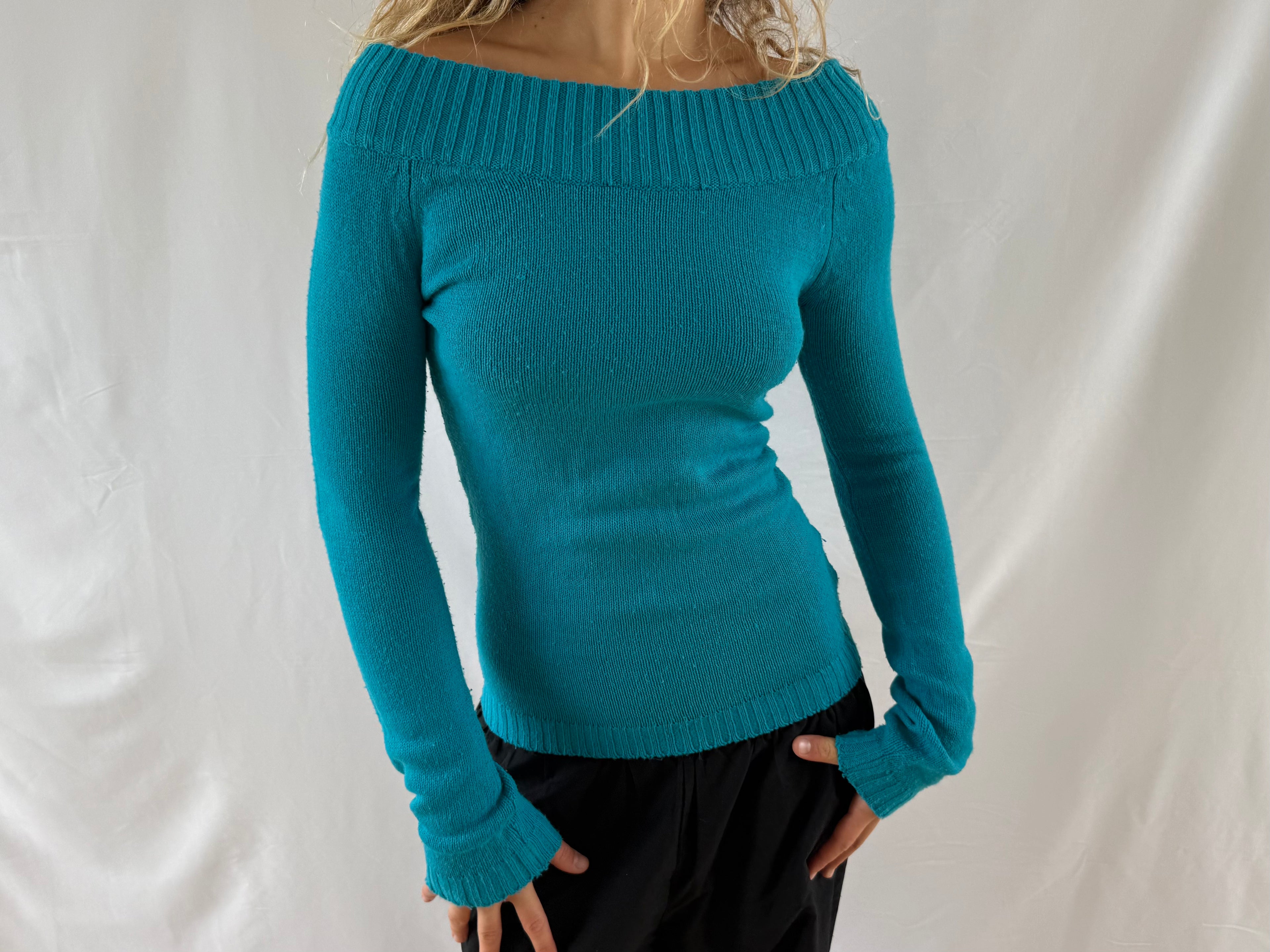 Turkis off shoulder striktrøje