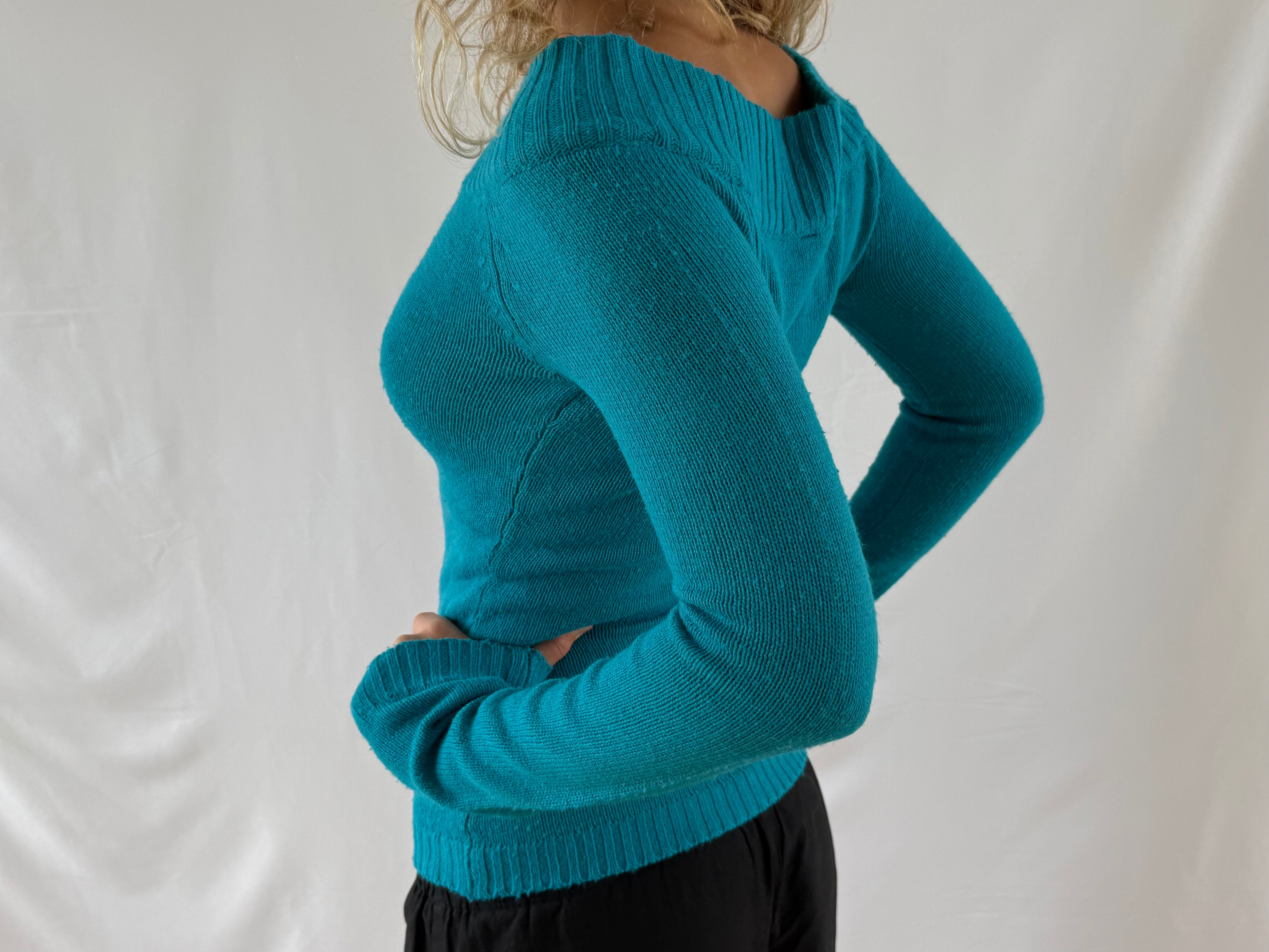 Turkis off shoulder striktrøje