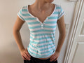 Turkis og hvidstribet t-shirt