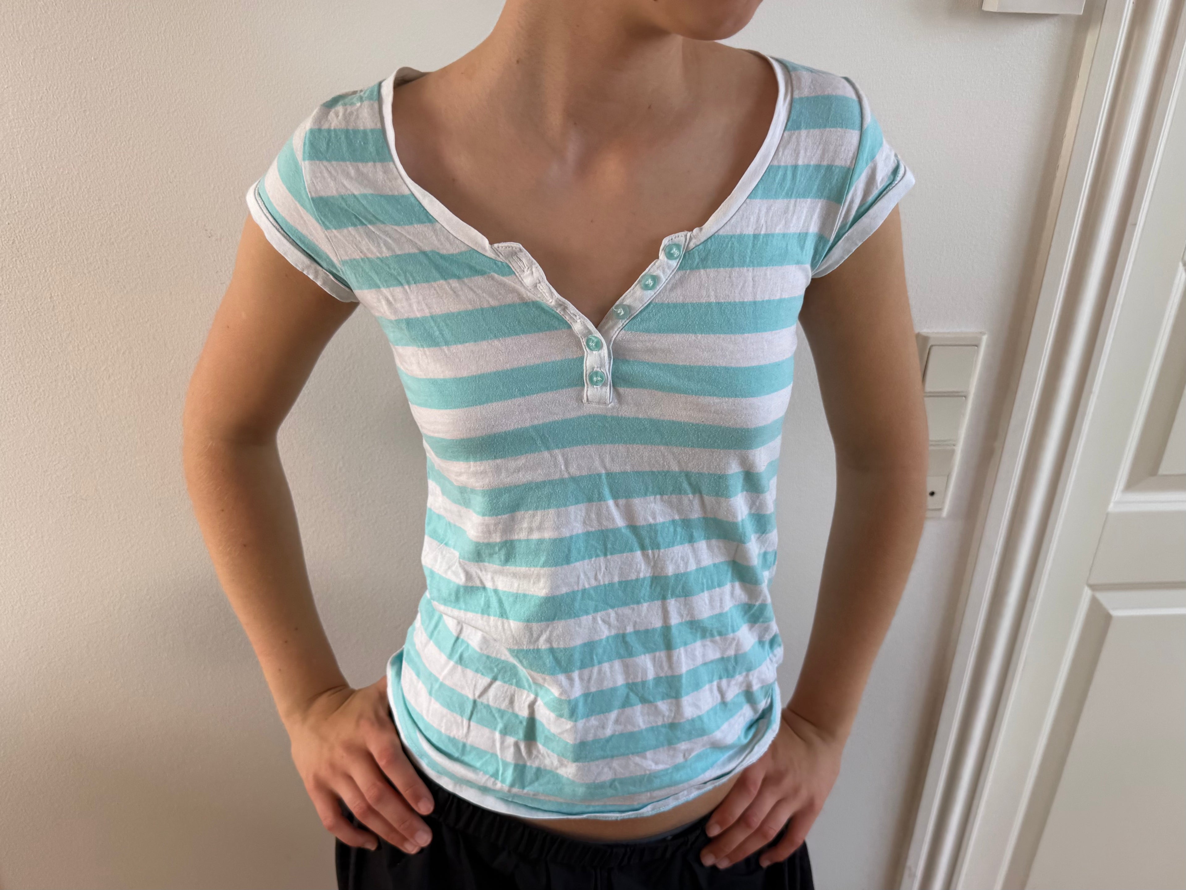 Turkis og hvidstribet t-shirt