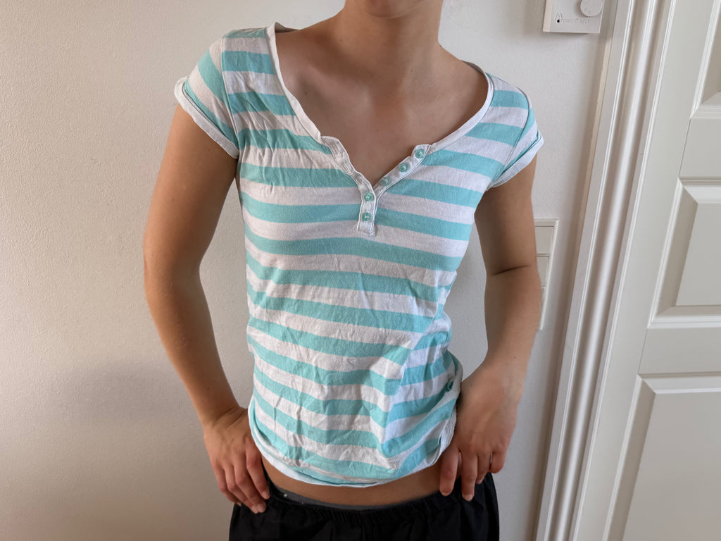 Turkis og hvidstribet t-shirt
