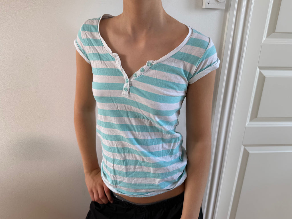 Turkis og hvidstribet t-shirt