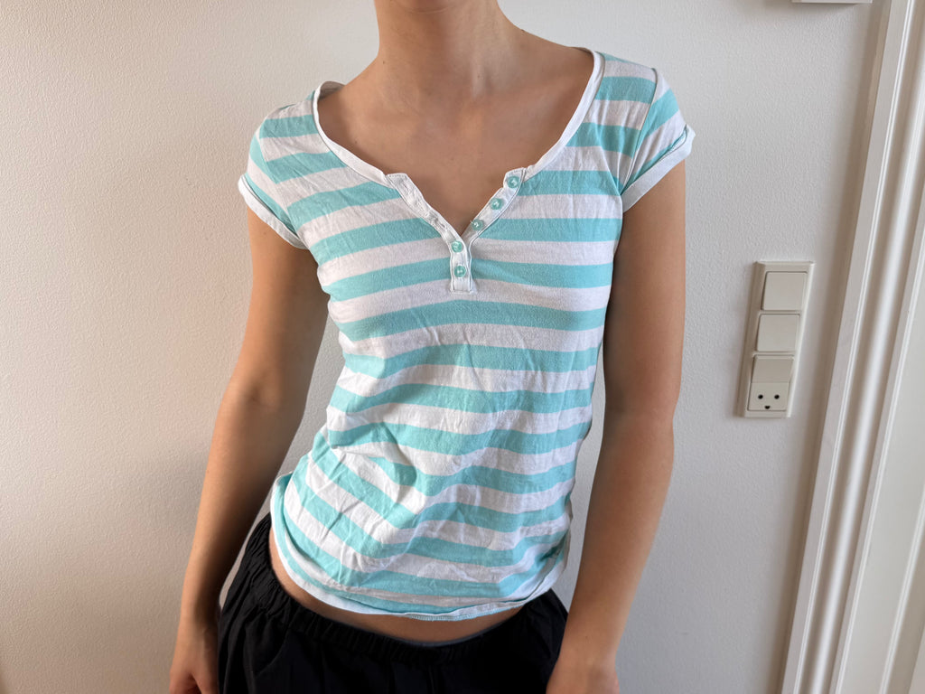 Turkis og hvidstribet t-shirt