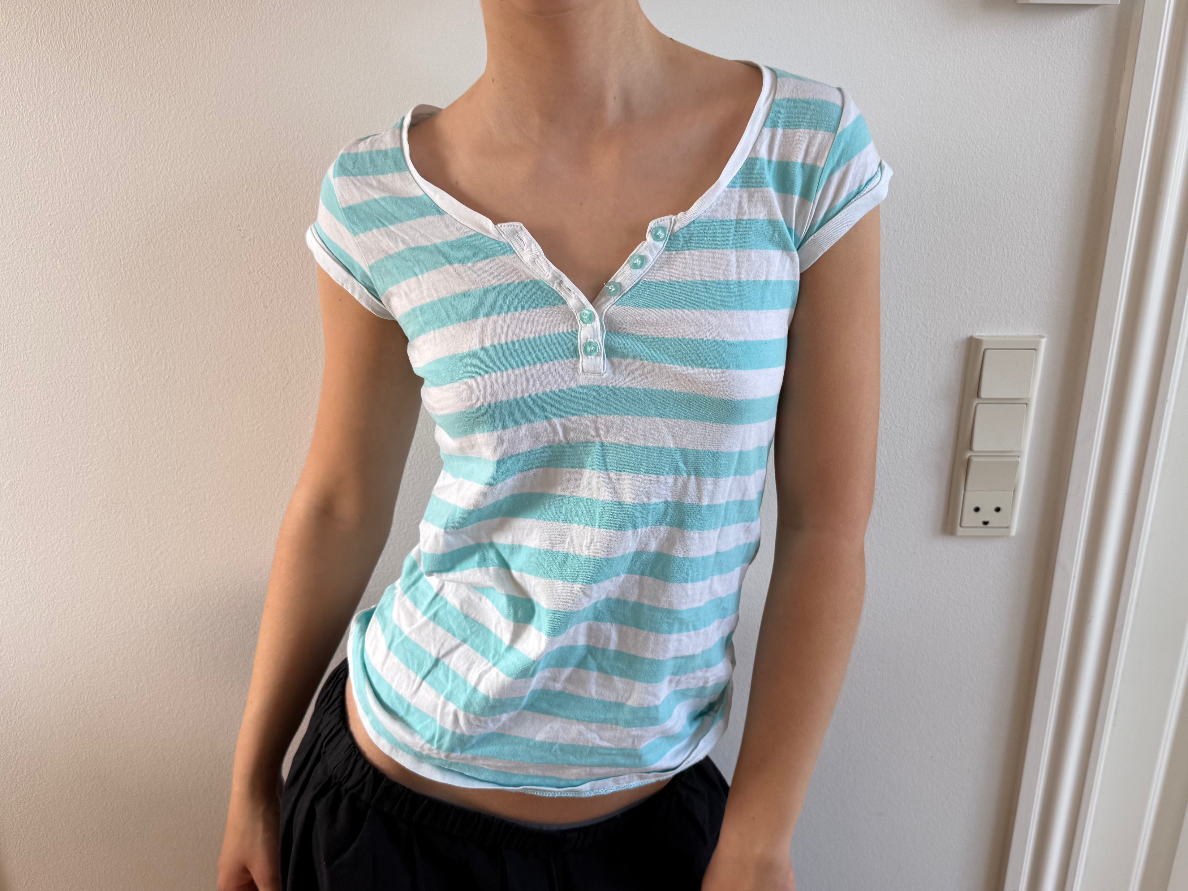 Turkis og hvidstribet t-shirt