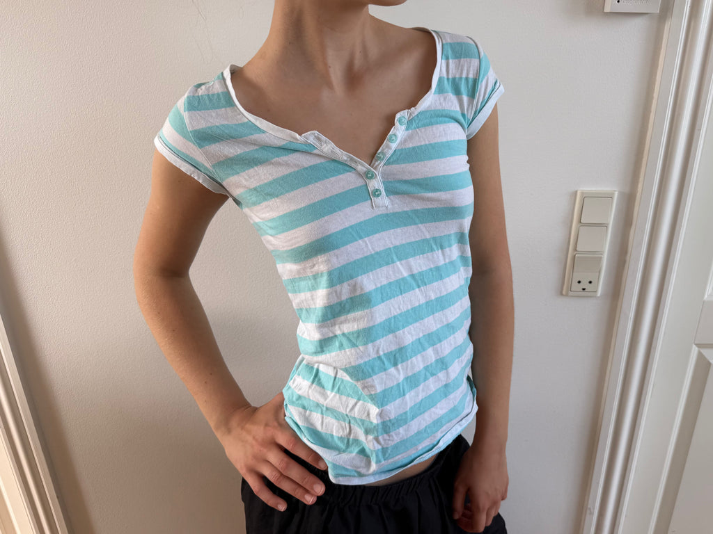 Turkis og hvidstribet t-shirt