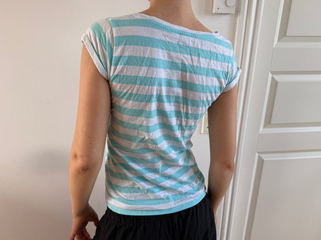 Turkis og hvidstribet t-shirt