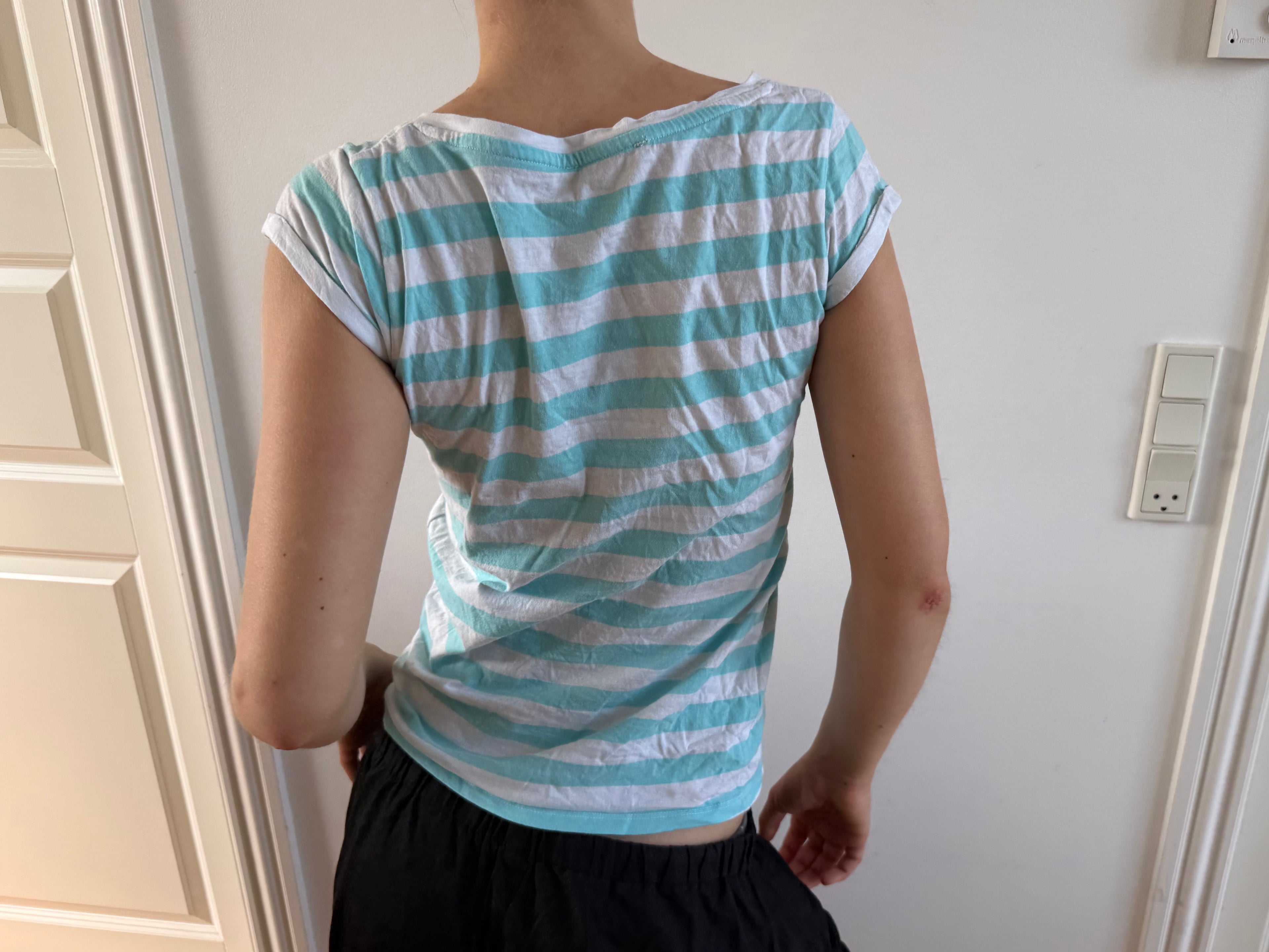 Turkis og hvidstribet t-shirt
