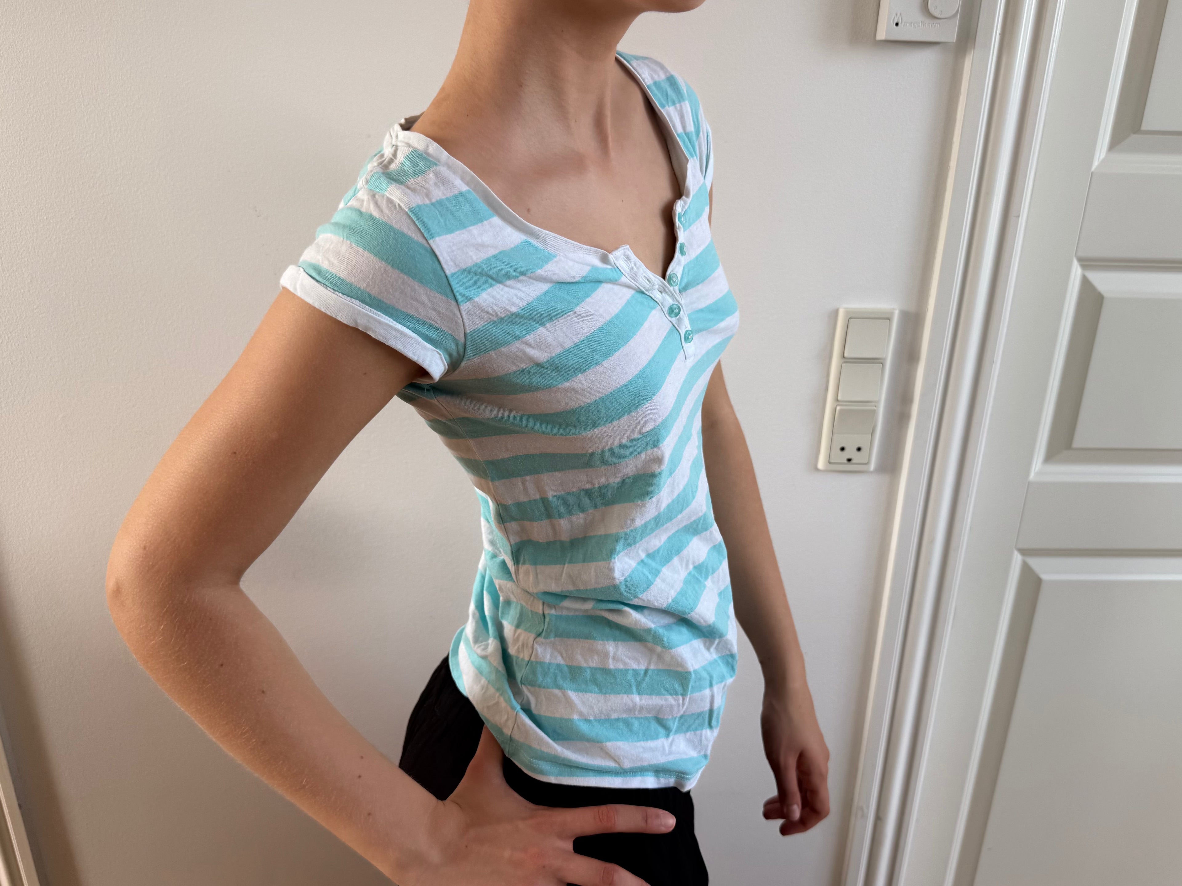 Turkis og hvidstribet t-shirt