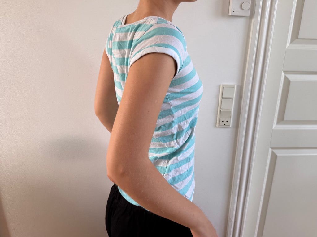 Turkis og hvidstribet t-shirt