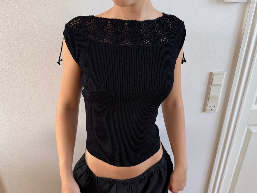Sort kortærmet top med smukkeste blonde detalje