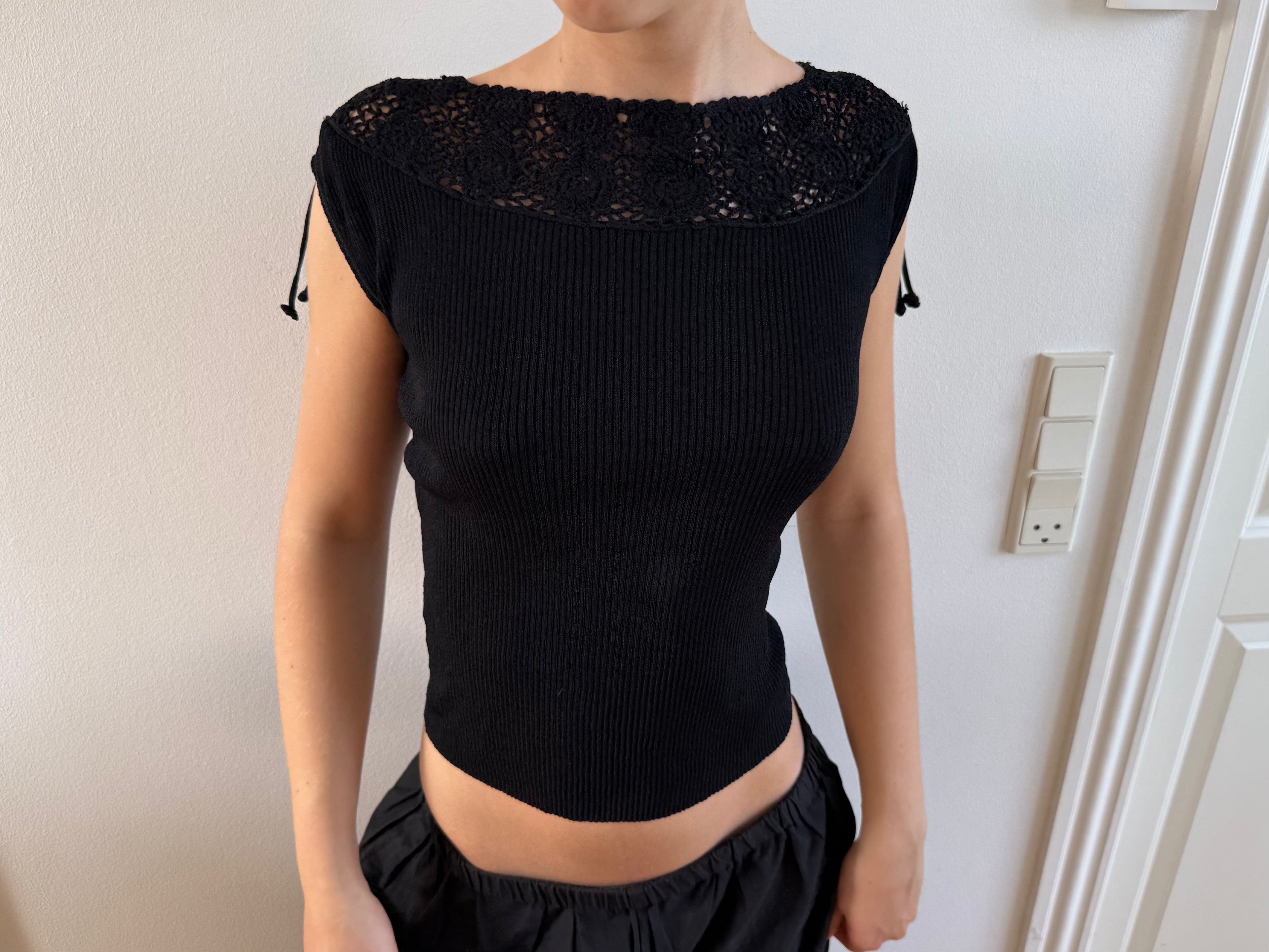 Sort kortærmet top med smukkeste blonde detalje