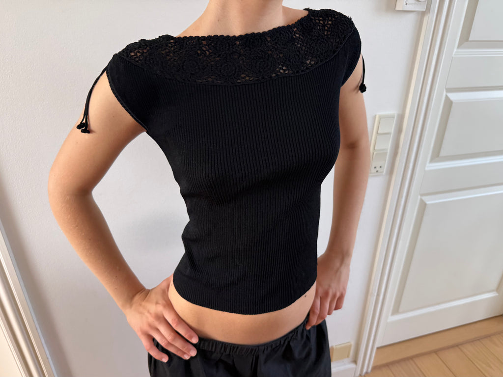 Sort kortærmet top med smukkeste blonde detalje