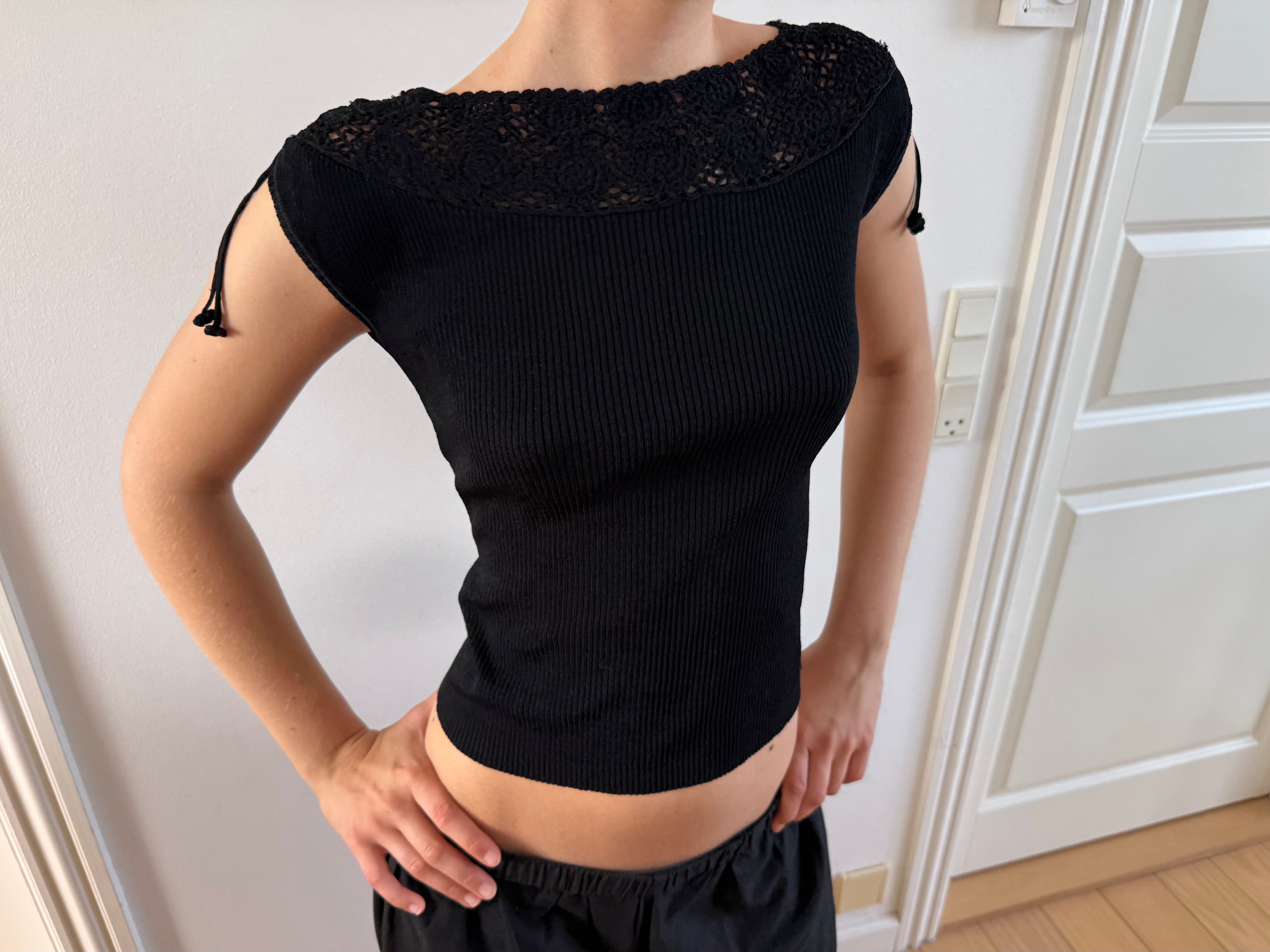 Sort kortærmet top med smukkeste blonde detalje