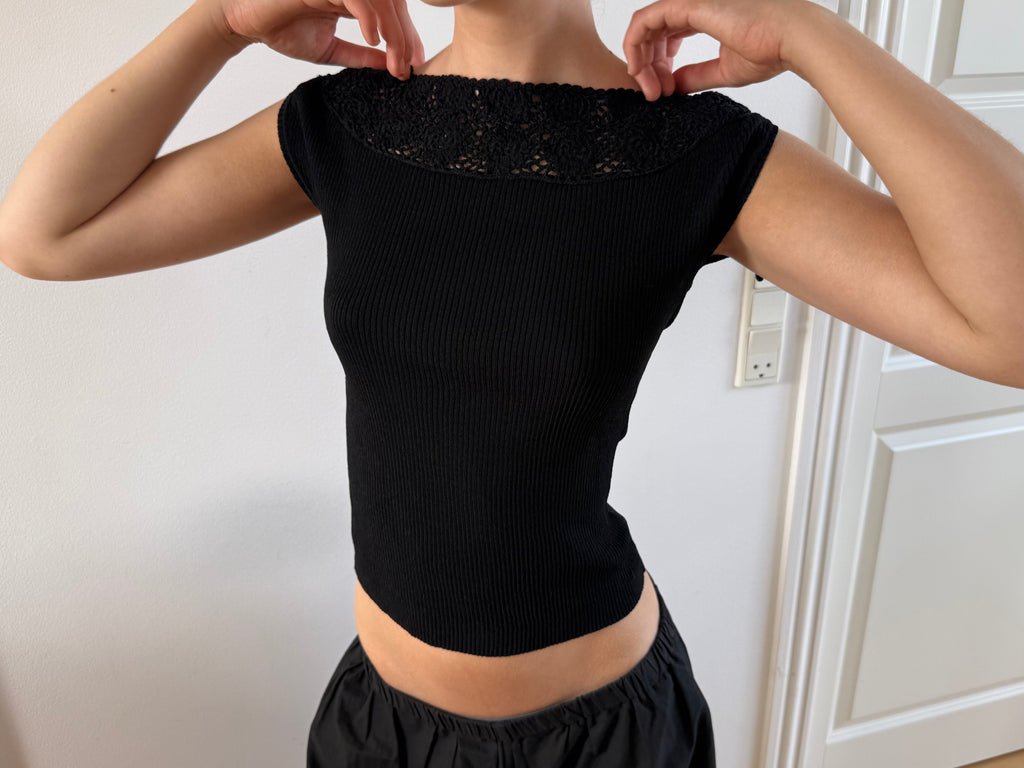Sort kortærmet top med smukkeste blonde detalje