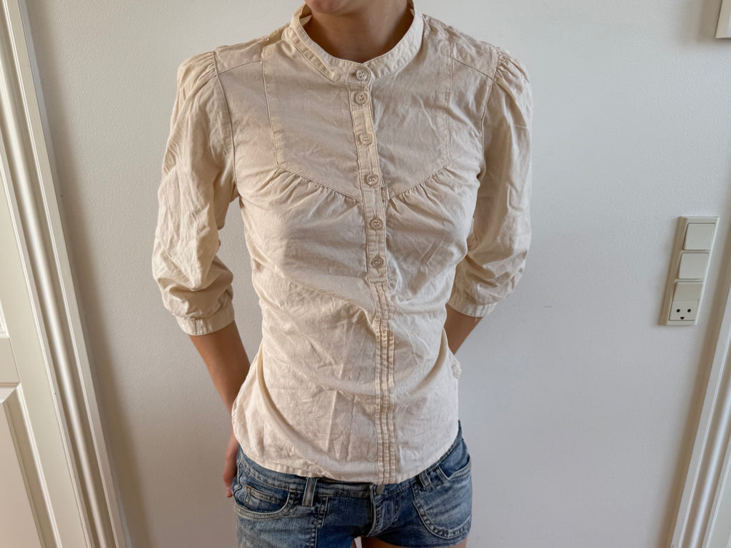 Trekvartærmet beige skjorte
